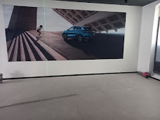 Mur visuel du showroom BYD sur les Champs-Élysées