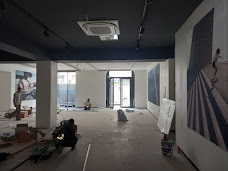 Vue intérieure du showroom BYD à Paris