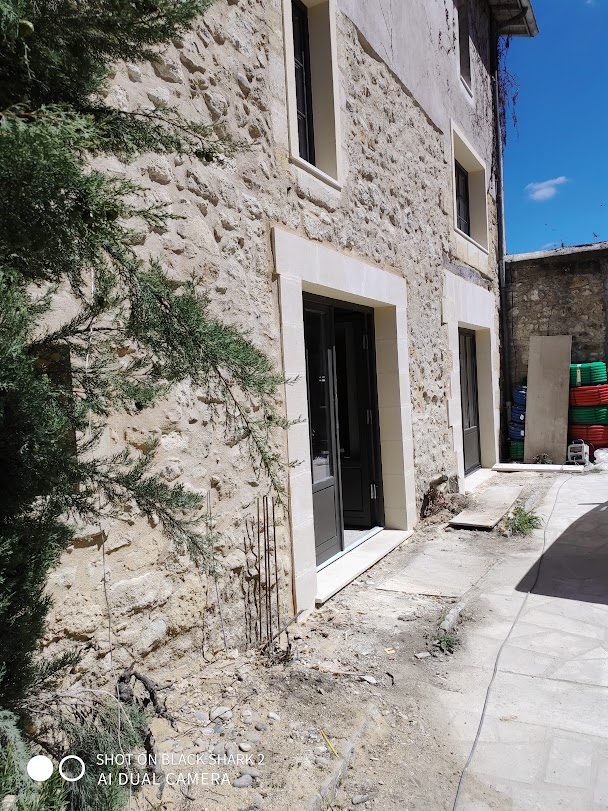 Façade rénovée en pierre à Libourne