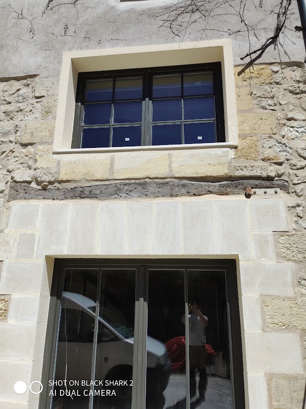 Fenêtre et porte sur façade en pierre à Libourne