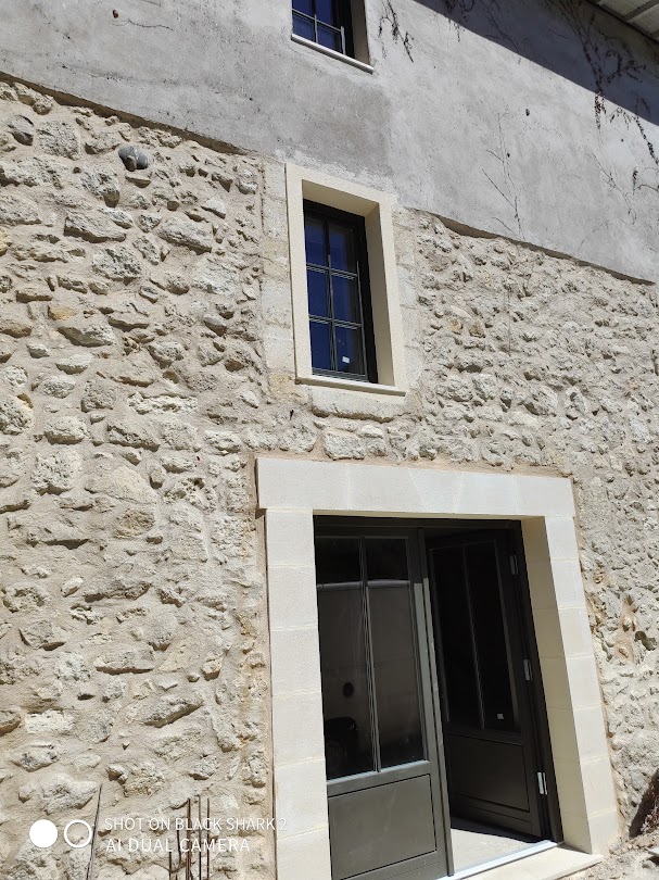 Maçonnerie en pierre et fenêtre à Libourne