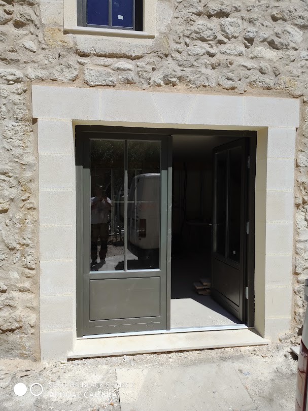 Porte vitrée dans une façade en pierre à Libourne